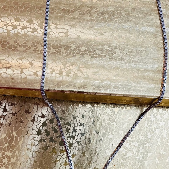 Gorgeous and elegant cubic zirconia 2 tone oave pendant with box link chain - Picture 5 of 8